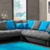 Le canapé d’angle Haïti offre une assise généreuse et un confort inégalé avec son revêtement en tissu gris matelassé et ses coussins moelleux bleu vif. Son design contemporain et ses larges méridiennes en font un choix parfait pour un salon cosy et tendance. Idéal pour créer une ambiance chaleureuse et élégante.