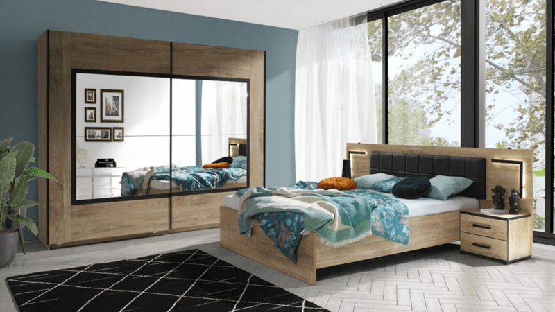 La chambre Lalique combine élégance et modernité avec un lit en bois clair doté d’une tête de lit matelassée noire avec éclairage LED intégré. L’ensemble inclut une grande armoire à portes coulissantes miroirs et des tables de chevet assorties. Parfaite pour un intérieur contemporain, elle allie esthétique et fonctionnalité pour un espace nuit raffiné.