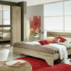 La chambre Buri-Oak associe design moderne et chaleur du bois clair. Cet ensemble comprend un lit double avec tête de lit intégrée, des tables de chevet assorties et une grande armoire avec portes miroirs. Son style épuré et lumineux crée une atmosphère cosy et élégante, parfaite pour un intérieur contemporain.