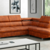 Le canapé d’angle Set séduit par son revêtement en simili cuir effet vieilli couleur cognac, apportant une touche vintage et chaleureuse. Doté d’appuie-têtes réglables et d’une assise profonde, il allie confort et design contemporain. Ses pieds métalliques fins ajoutent une touche moderne, idéale pour un salon tendance et raffiné.