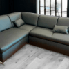 Le canapé d’angle Caroline allie design moderne et confort haut de gamme avec son revêtement en simili cuir noir. Son assise moelleuse et ses coussins assortis garantissent un confort optimal. Avec ses lignes épurées et ses pieds chromés, il apporte une touche sophistiquée à tout intérieur contemporain.