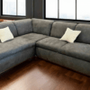 Découvrez le canapé d'angle Laurie, un mélange parfait entre design contemporain et confort absolu. Avec son revêtement en tissu gris foncé ultra doux, ses accoudoirs larges et moelleux, et son assise profonde, il offre un espace de détente idéal. Son pied en métal discret ajoute une touche d’élégance, tandis que sa fonction convertible permet de le transformer en lit confortable en quelques secondes. Idéal pour un salon moderne et cosy, ce canapé est parfait pour les moments de convivialité en famille ou entre amis.