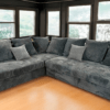 Le canapé d’angle Nouena en velours côtelé gris anthracite allie élégance et confort absolu. Son assise généreuse, ses coussins moelleux et son design contemporain en font un choix idéal pour un salon cosy et tendance. Sa texture douce et résistante ajoute une touche sophistiquée à votre intérieur.