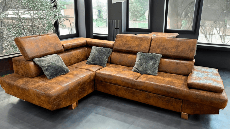 Découvrez le canapé d’angle Tahiti, un mélange parfait entre design vintage et confort moderne. Revêtement en cuir vieilli effet patiné, assise profonde et dossier inclinable, ce canapé allie esthétique industrielle et bien-être optimal. Idéal pour un salon chic et chaleureux.