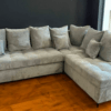 Ajoutez une touche de raffinement et de confort à votre intérieur avec le canapé d’angle Elton. Son tissu velours côtelé gris clair, son assise généreusement rembourrée et ses coussins moelleux en font une pièce idéale pour se détendre. Son design moderne et minimaliste s’intègre parfaitement dans un salon contemporain ou scandinave.