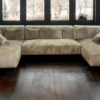 Découvrez le canapé d'angle Gold, un modèle au design ultra-moderne qui allie luxe et confort absolu. Son revêtement en velours beige doré apporte une touche sophistiquée, parfaite pour un intérieur haut de gamme. Avec son assise généreuse, ses accoudoirs larges et ses pieds fins métalliques noirs, ce canapé conjugue élégance contemporaine et robustesse. Idéal pour un salon chic et tendance, il offre un espace de détente incomparable.