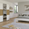 La chambre Coster allie design contemporain et confort avec un mobilier en bois clair. Composée d’un lit spacieux, de tables de chevet assorties, d’une armoire fonctionnelle et d’une commode élégante, elle crée une atmosphère chaleureuse et moderne. Idéale pour une décoration épurée et intemporelle.