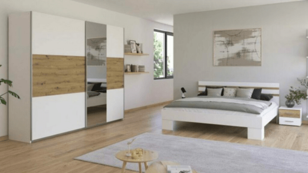 La chambre Coster allie design contemporain et confort avec un mobilier en bois clair. Composée d’un lit spacieux, de tables de chevet assorties, d’une armoire fonctionnelle et d’une commode élégante, elle crée une atmosphère chaleureuse et moderne. Idéale pour une décoration épurée et intemporelle.