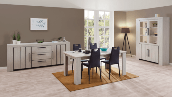 Une salle à manger moderne avec un mobilier en bois clair et des accents noirs, comprenant une table rectangulaire entourée de chaises noires élégantes, un buffet assorti et une vitrine avec des portes vitrées. L’ensemble repose sur un sol en parquet clair, avec un tapis ocre sous la table, créant une ambiance chaleureuse et raffinée. De grandes fenêtres laissent entrer la lumière naturelle, mettant en valeur le design épuré de la pièce.