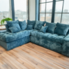 Le canapé d’angle Blueline en velours côtelé bleu profond allie design moderne et confort absolu. Son assise capitonnée, ses accoudoirs larges et ses nombreux coussins moelleux en font un choix idéal pour un salon cosy et tendance. Parfait pour une ambiance chaleureuse et sophistiquée, il s'intègre harmonieusement dans un intérieur contemporain.