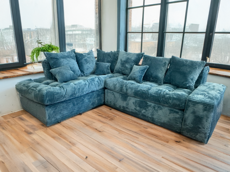 Le canapé d’angle Blueline en velours côtelé bleu profond allie design moderne et confort absolu. Son assise capitonnée, ses accoudoirs larges et ses nombreux coussins moelleux en font un choix idéal pour un salon cosy et tendance. Parfait pour une ambiance chaleureuse et sophistiquée, il s'intègre harmonieusement dans un intérieur contemporain.