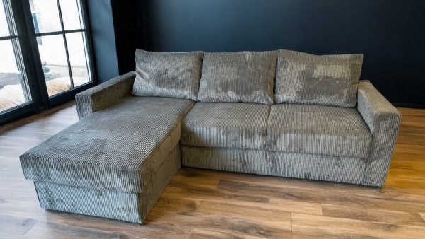 Le canapé d'angle Vanillo en velours côtelé gris combine confort et style. Avec sa méridienne spacieuse et ses coussins moelleux, il est parfait pour un salon cosy et moderne. Son design épuré s’adapte à tous types d’intérieurs, offrant un espace de détente élégant et fonctionnel.