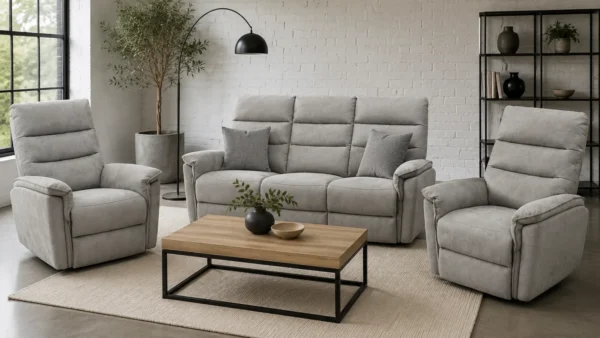 Salon relax complet en tissu doux gris clair : deux fauteuils relax électriques et un canapé trois places